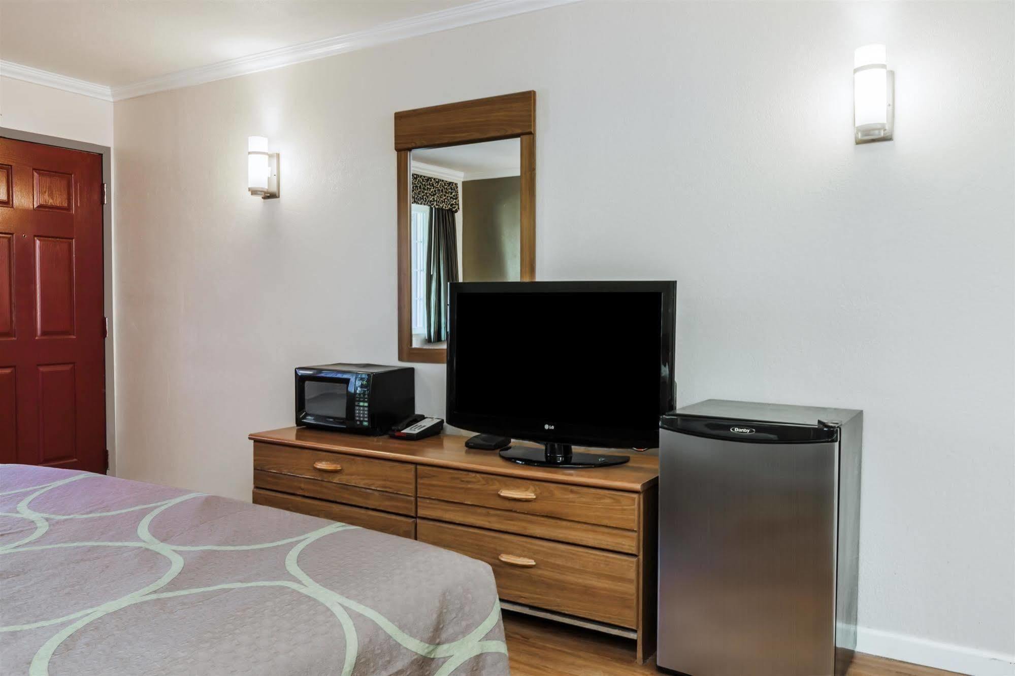 Hotel Super 8 By Wyndham Visalia Zewnętrze zdjęcie